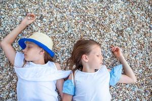 poco ragazze avendo divertimento a tropicale spiaggia durante estate vacanza foto