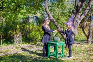 adorabile poco ragazze nel strega costume su Halloween all'aperto foto