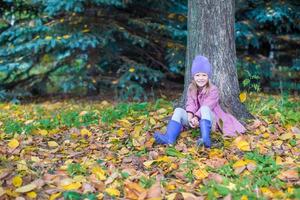 poco contento ragazza nel autunno parco su soleggiato autunno giorno foto