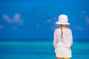 adorabile bambina in spiaggia durante le vacanze estive foto