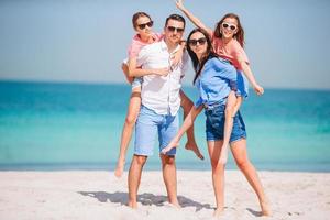 contento famiglia su il spiaggia durante estate vacanza foto