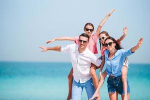 la giovane famiglia in vacanza si diverte molto foto