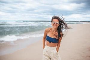 giovane contento donna su il spiaggia foto