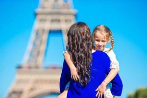 adorabile ragazza e contento madre nel Parigi sfondo eiffel Torre foto