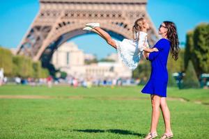 adorabile ragazza e contento madre nel Parigi sfondo eiffel Torre foto