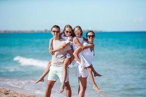 la giovane famiglia in vacanza si diverte molto foto