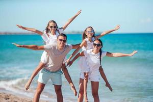 contento famiglia su il spiaggia durante estate vacanza foto