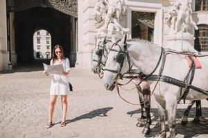 donna a piedi nel città. giovane attraente turista all'aperto nel italiano città foto