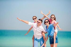 contento famiglia su il spiaggia durante estate vacanza foto