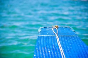 piccolo blu barca nel Aperto mare su il isola di boracay foto