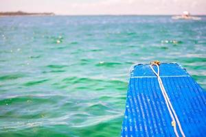 piccolo blu barca nel Aperto mare su deserto isola foto