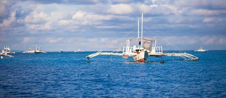 grande catamarano nel il Aperto mare vicino bohol isola foto