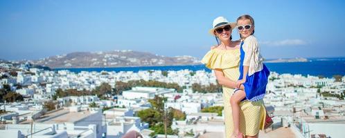 contento madre e poco adorabile ragazza nel mykonos durante estate greco vacanza foto