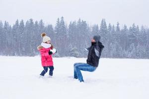 contento famiglia avere divertimento nel inverno nevoso giorno foto