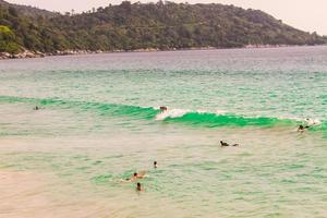 superiore Visualizza di gruppo sconosciuto surfers in attesa per un' onda foto