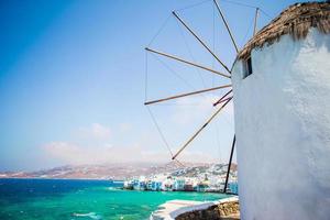 vecchio tradizionale mulini a vento al di sopra di il cittadina di mykonos. foto