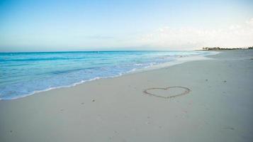 cuore dipinto nel bianca sabbia su un' tropicale spiaggia foto