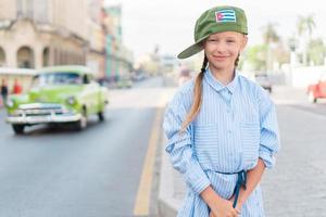 adorabile poco ragazza nel popolare la zona nel vecchio l'Avana, Cuba. ritratto di più carino ragazzo all'aperto su un' strada di havana foto