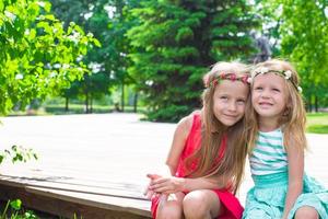 bambine adorabili felici che godono della calda giornata estiva foto