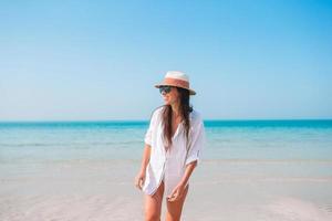 giovane moda donna nel verde vestito su il spiaggia foto