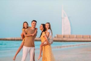 contento famiglia su il spiaggia durante estate vacanza foto