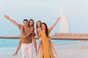 contento famiglia su il spiaggia durante estate vacanza foto