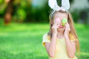 poco ragazza su Pasqua a primavera giorno foto