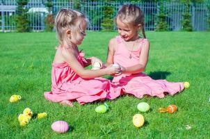 adorabile poco ragazze giocando con Pasqua uova su verde erba foto