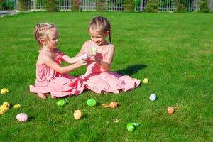Due adorabile poco sorelle giocando con Pasqua uova foto