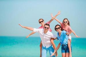 la giovane famiglia in vacanza si diverte molto foto