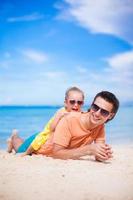 contento padre e adorabile poco figlia su il spiaggia foto