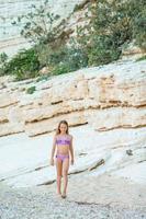 ragazza carina in spiaggia durante le vacanze estive foto