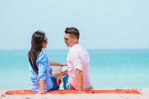 giovane coppia su bianca spiaggia durante estate vacanza. foto