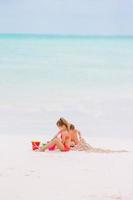 adorabile poco ragazze durante estate vacanza su il spiaggia foto