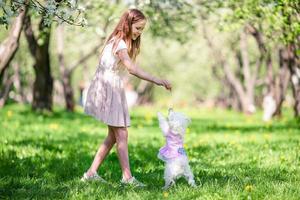 Due poco bambini su picnic nel il parco foto