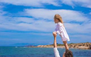 adorabile poco ragazza e contento padre durante spiaggia vacanza foto