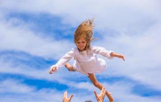 adorabile poco ragazza e contento padre avere divertimento su spiaggia foto