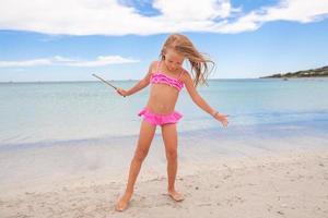 adorabile poco ragazza godendo tropicale spiaggia vacanza foto