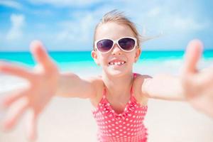 contento poco ragazza assunzione autoscatto a tropicale spiaggia su esotico isola foto