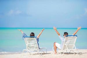 la coppia si rilassa su una spiaggia tropicale alle Maldive foto