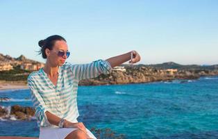 giovane donna su il riva del mare durante estate vacanza foto