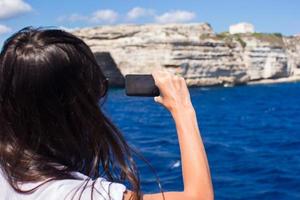 ragazza assunzione immagini su un' Telefono nel bonifacio, Corsica, Francia foto