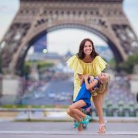 contento famiglia nel Parigi vicino eiffel Torre durante estate francese vacanza foto