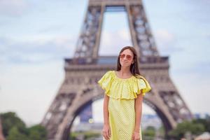 bellissimo donna nel Parigi sfondo il eiffel Torre durante estate vacanza foto