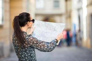 giovane donna con un' città carta geografica nel città. viaggio turista ragazza con carta geografica nel vienna all'aperto durante vacanze nel Europa. foto