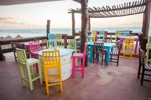 luminosa colorato bar-ristorante su il bianca sabbioso spiaggia nel tulum foto