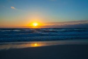 sorprendente colorato tramonto su il spiaggia ricorrere nel Messico foto