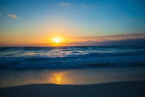 sorprendente colorato tramonto su il spiaggia ricorrere nel Messico foto