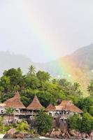 arcobaleno al di sopra di tropicale isola e lussuoso Hotel foto