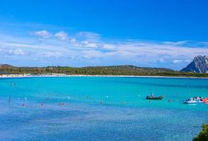 bellissimo Visualizza di il turchese chiaro mare su sardegna foto